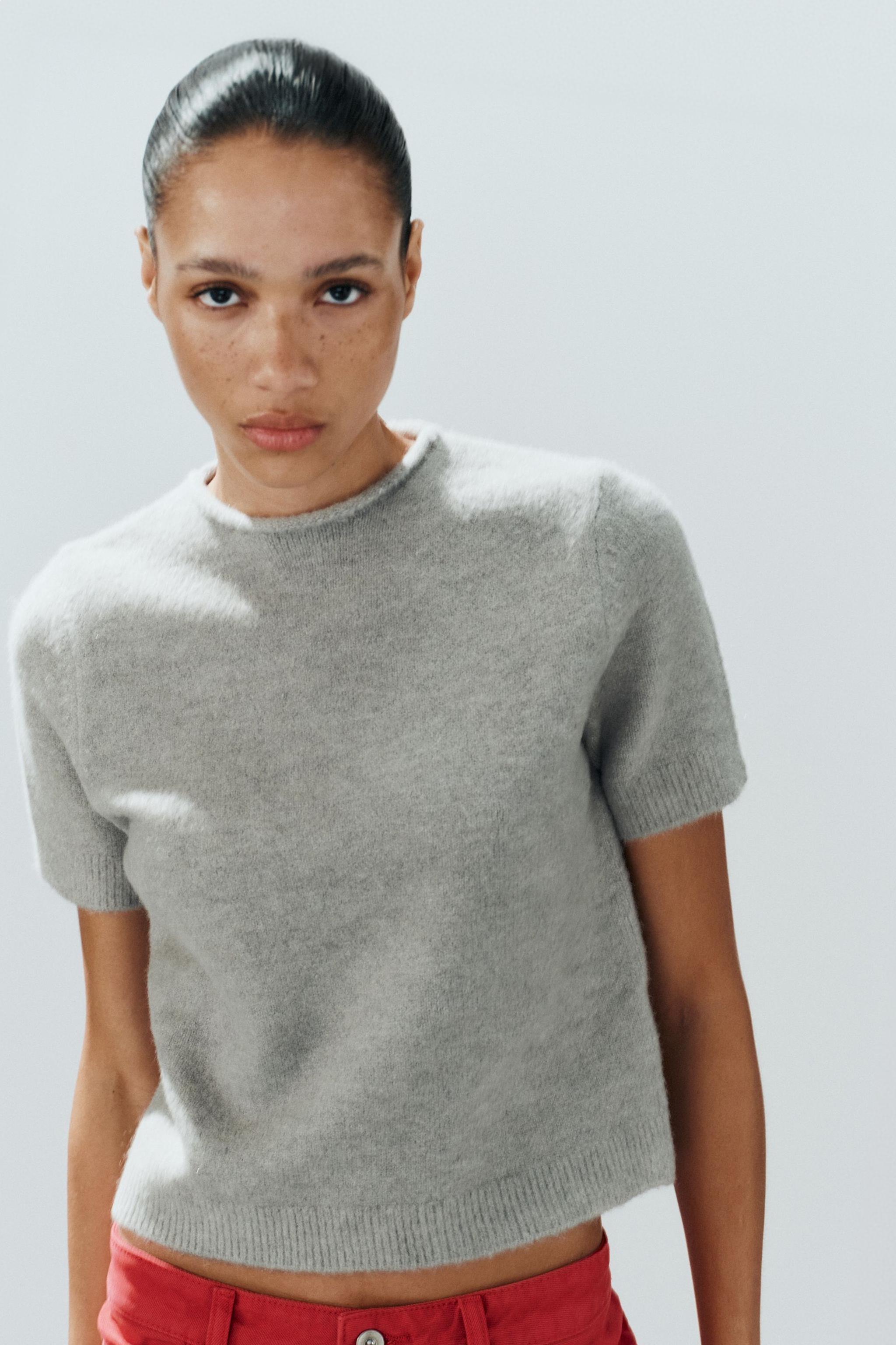 PULL EN MAILLE DOUCE À MANCHES COURTES
